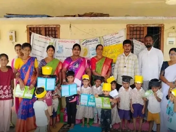 అంగన్వాడీ సెంటర్‌లో గ్రాడ్యుయేషన్ డే వేడుకలు