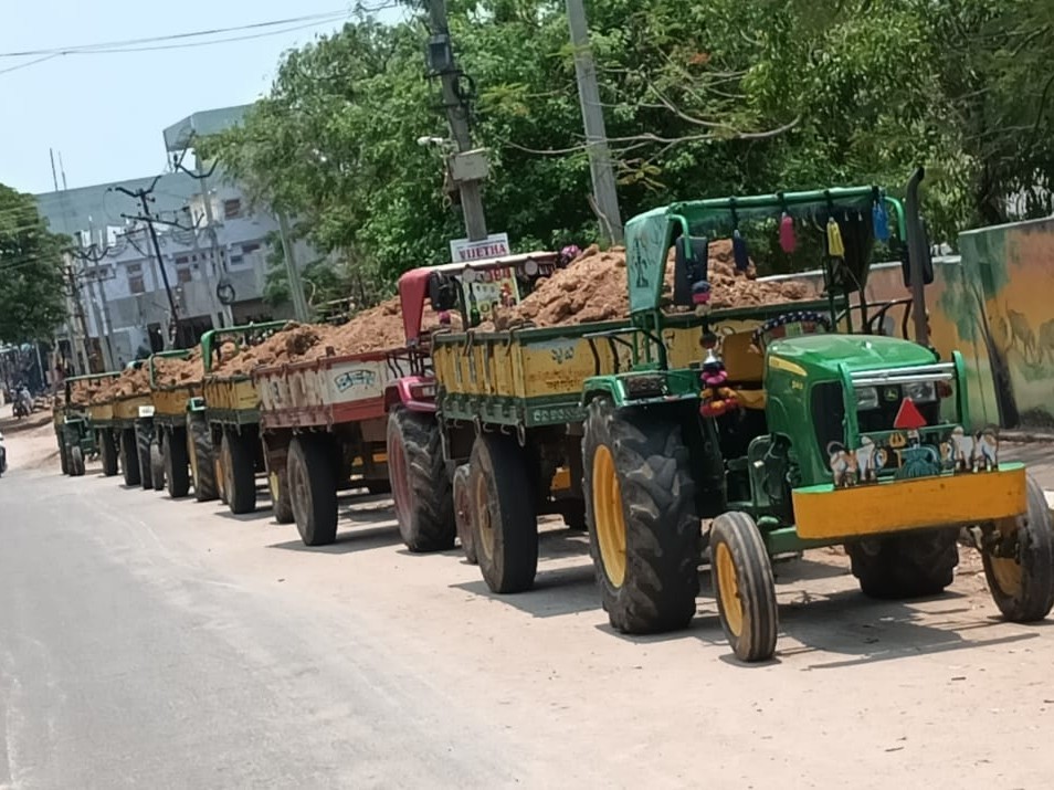 అక్రమ మట్టి తరలింపు.. ట్రాక్టర్లు సీజ్