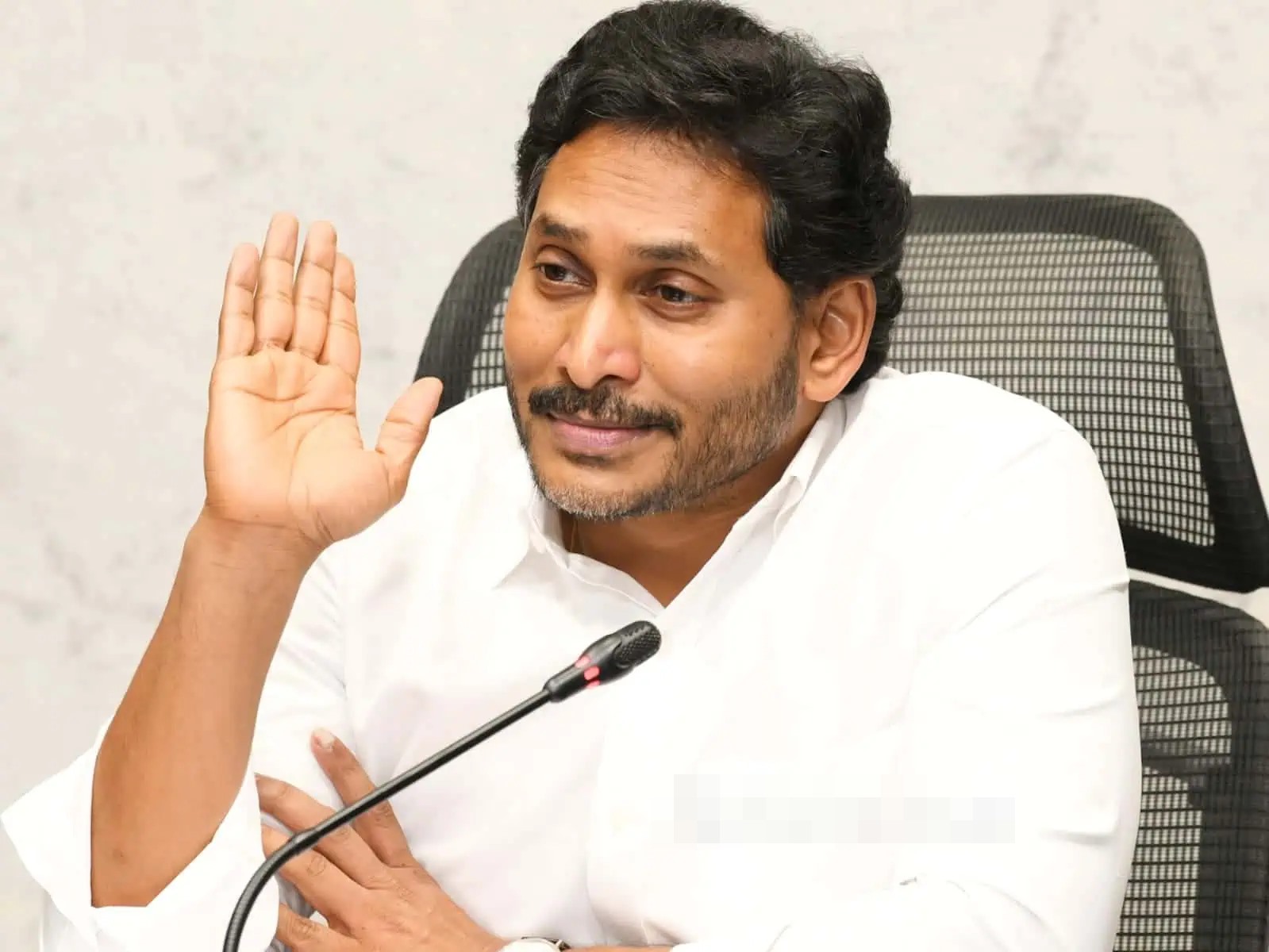 చంద్రబాబు భయపడుతున్నారు: జగన్