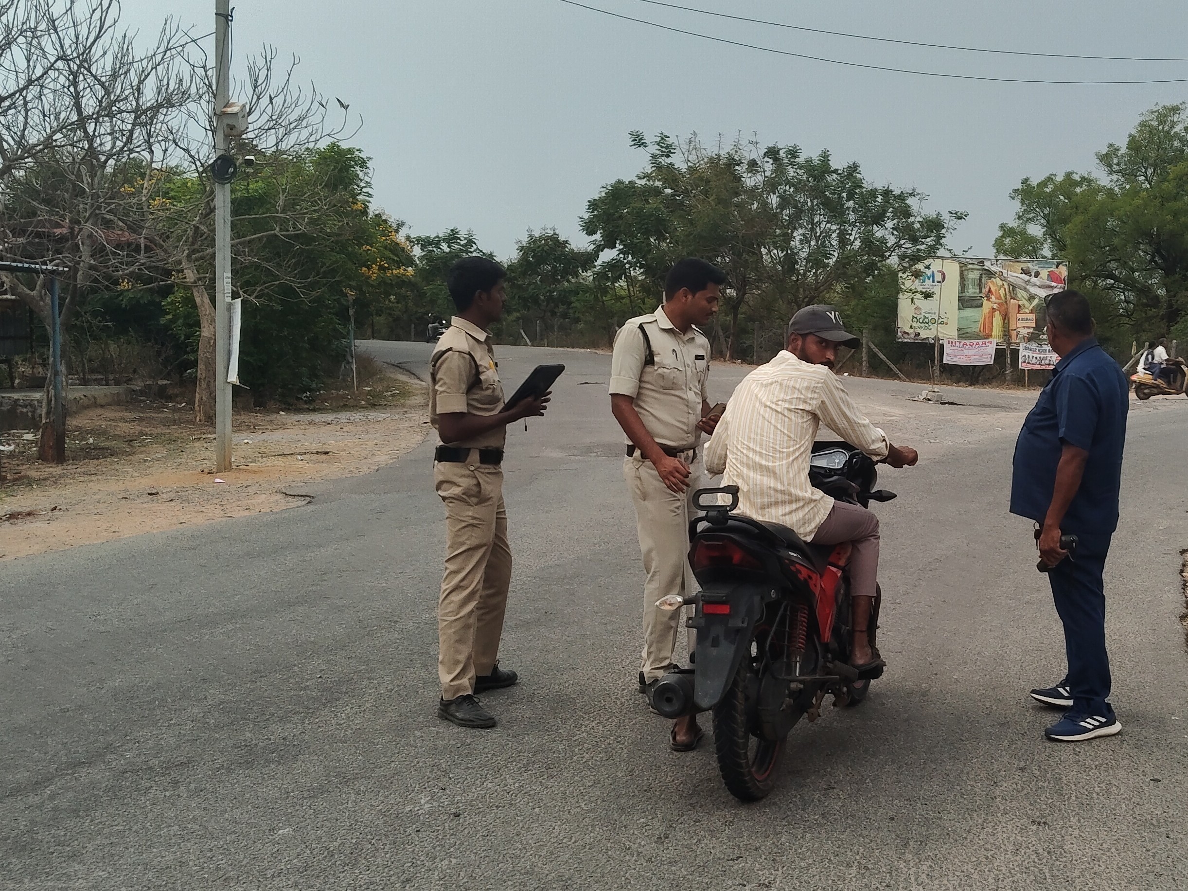 జిన్నారంలో వాహన తనిఖీలు