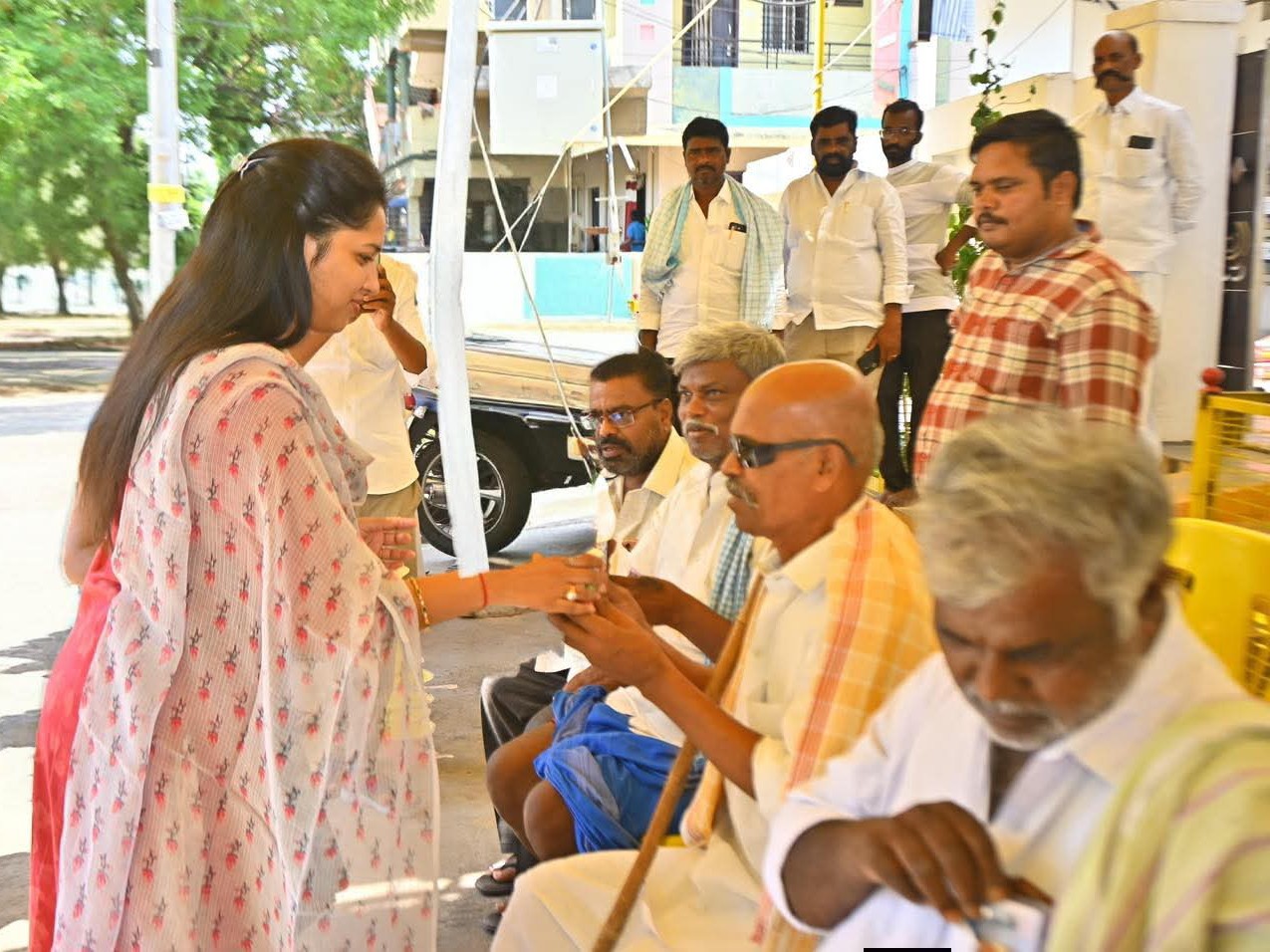 దివ్యాంగులకు బస్సు ప్రయాణ కార్డులు పంపిణీ చేసిన ఎమ్మెల్యే