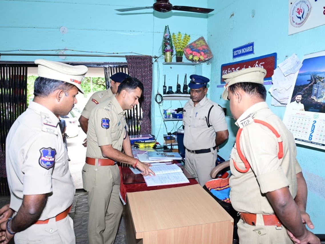 సీసీ కెమెరాలపై ప్రజలకు అవగాహన కల్పించాలి: SP