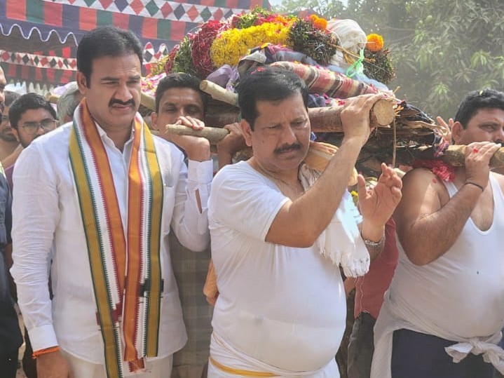 పాడే మోసిన ప్రభుత్వ విప్