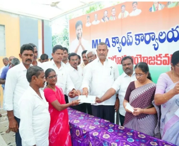 కల్యాణ లక్ష్మి, షాదీ ముబారక్ చెక్కులు పంపిణీ