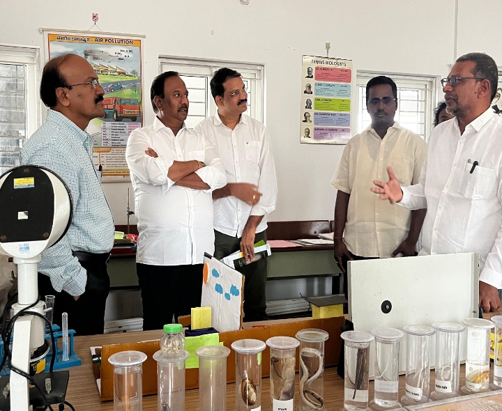 జెడ్పీ పాఠశాలను సందర్శించిన రిటైర్డ్ ఐఏఎస్ అధికారి