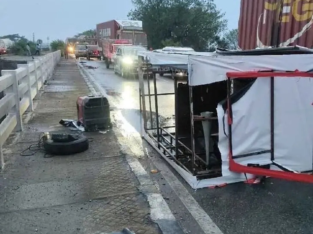 బ్రిడ్జిపై భారీగా ట్రాఫిక్ జామ్