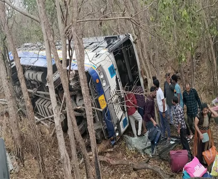 శ్రీశైలం ఘాట్‌రోడ్డులో ఆర్టీసీ బస్సు బోల్తా