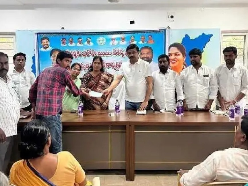 నేతన్నలకు ప్రభుత్వం అండగా ఉంటుంది: మాజీ డీసీసీ