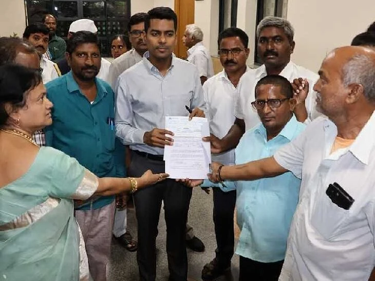 నేతన్న భరోసా చెక్కులు పంపిణీ చేసిన కలెక్టర్