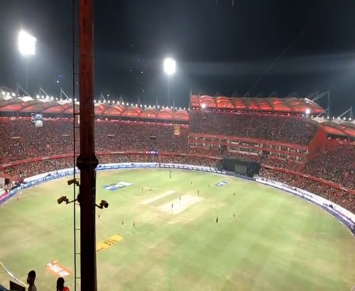 ఉప్పల్ స్టేడియంలో ఫ్యాన్స్ సంబరాలు