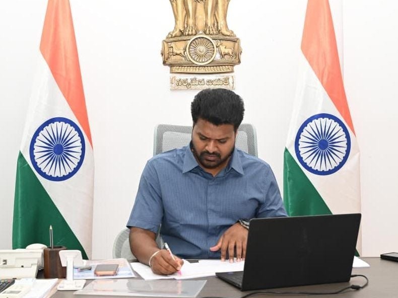 భూముల రీసర్వేలో జాప్యం వద్దు: కలెక్టర్