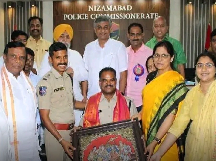 బదిలీపై వెళ్తున్న అదనపు డీసీపీకి సన్మానం