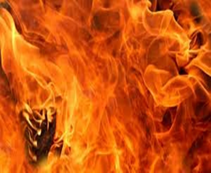 ప్రియుడికి నిప్పంటించిన ప్రేయసి