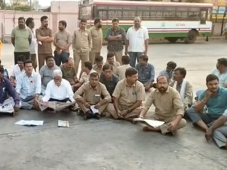 భూపాలపల్లిలో ఆర్టీసీ సమ్మె.. 60 బస్సులు నిలిపివేత