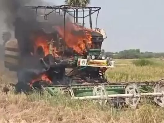 విద్యుత్ ఘాతంతో వరి కోత మిషన్ దగ్ధం