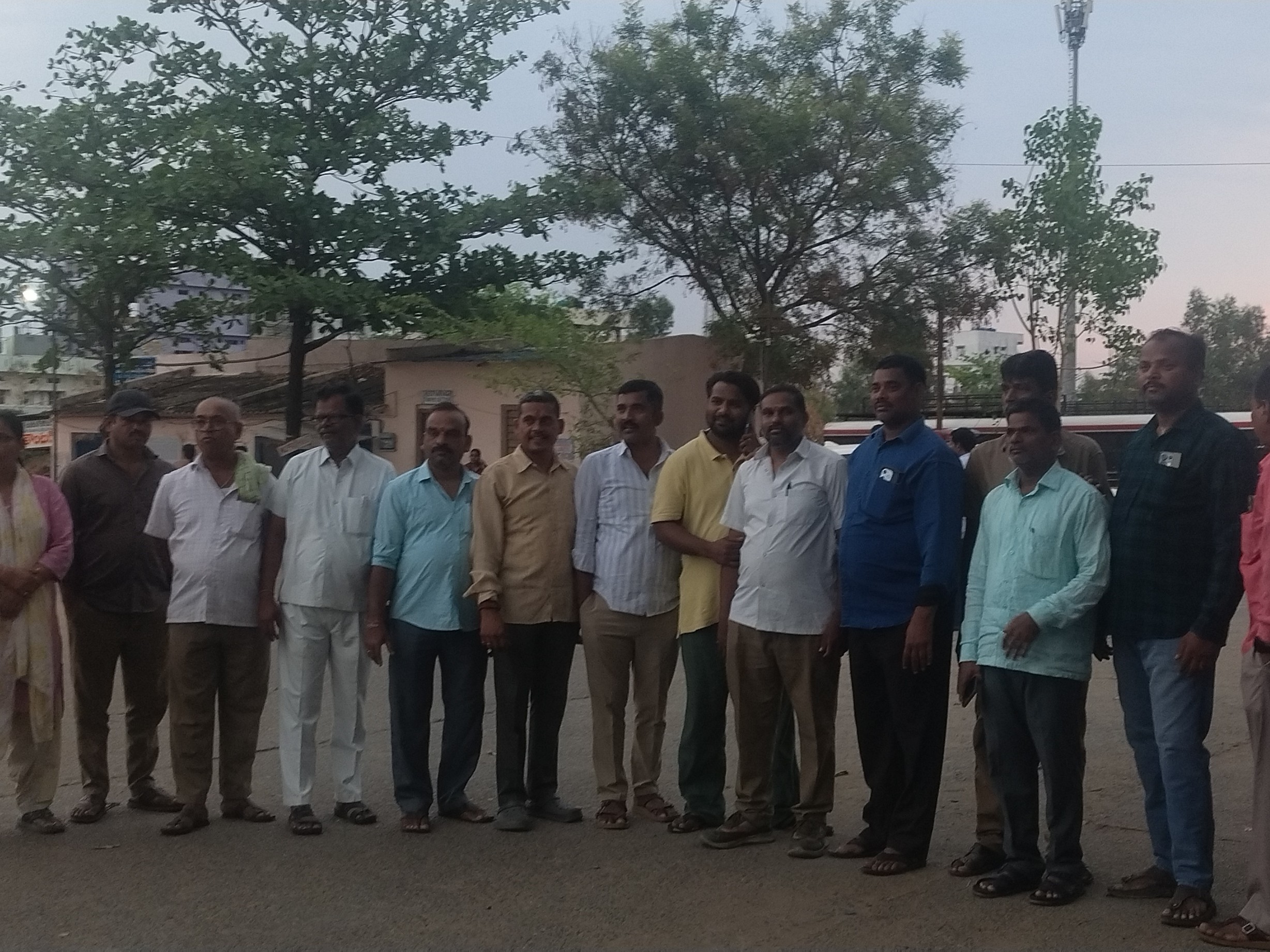 కొత్త బస్టాండ్ ముందు కార్మికుల నిరసన
