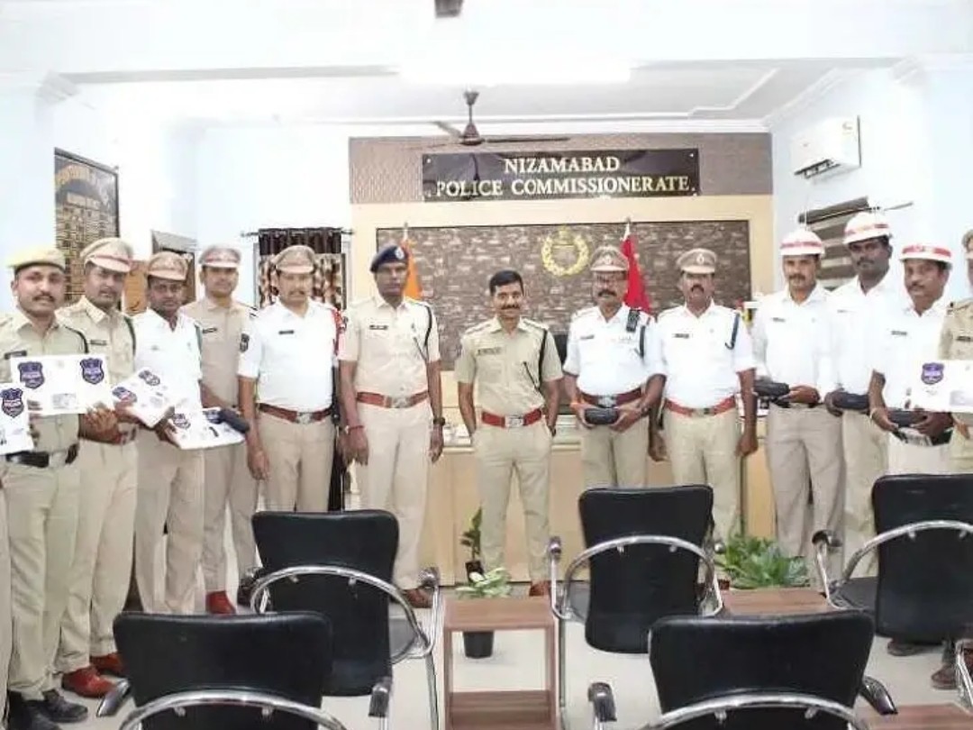 ట్రాఫిక్ పోలీసులకు యూనిఫామ్ సామగ్రి పంపిణీ
