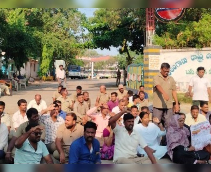 ఆర్టీసీ డిపోల ముందు కార్మికుల నిరసన