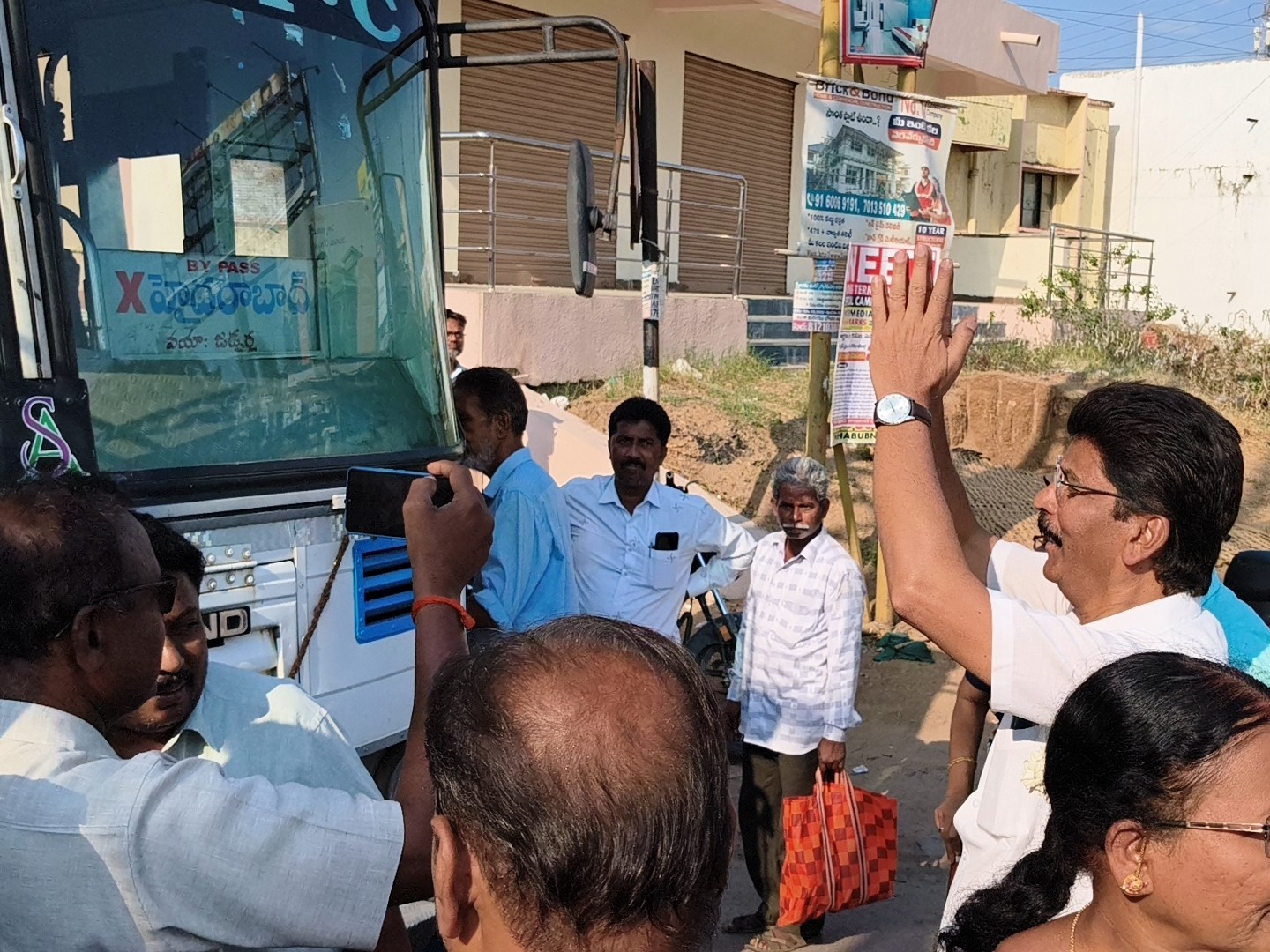 చెయ్యెత్తి దండం పెడుతూ ఆర్టీసీ కార్మికుల నిరసన