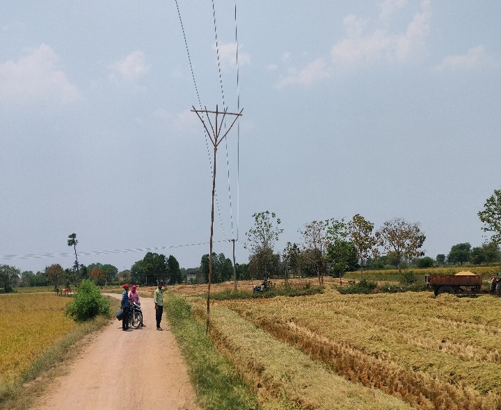 మండలంలో వేలాడుతున్న విద్యుత్ తీగలు