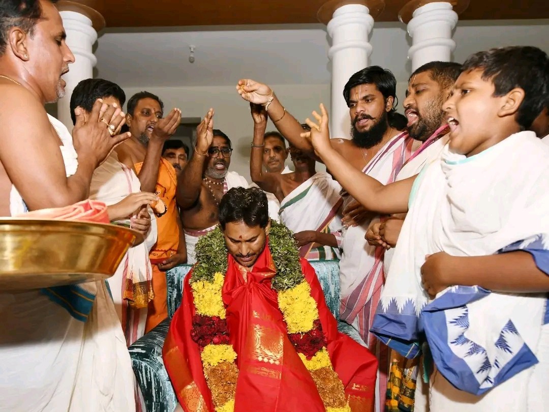 YS జగన్‌కు వేదపండితుల ఆశీర్వాదం