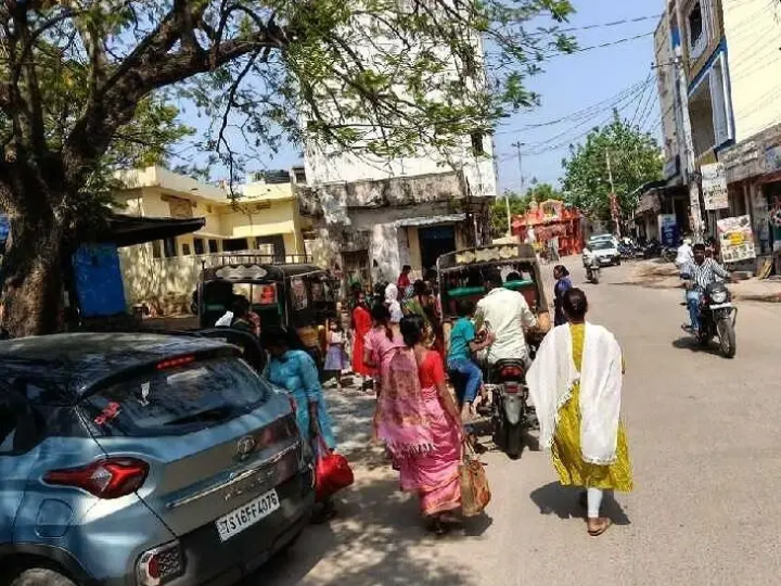 ధర్పల్లిలో బస్సులు లేక ప్రయాణికుల ఇబ్బందులు