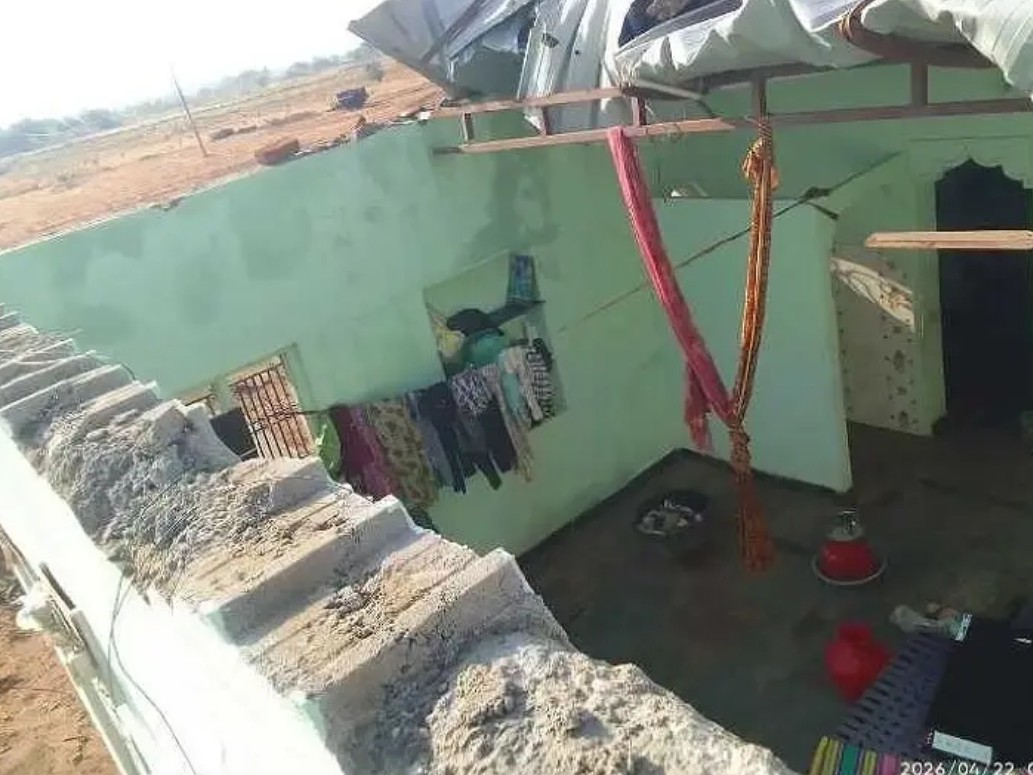 గాలివాన బీభత్సం.. తృటిలో తప్పిన ప్రమాదం