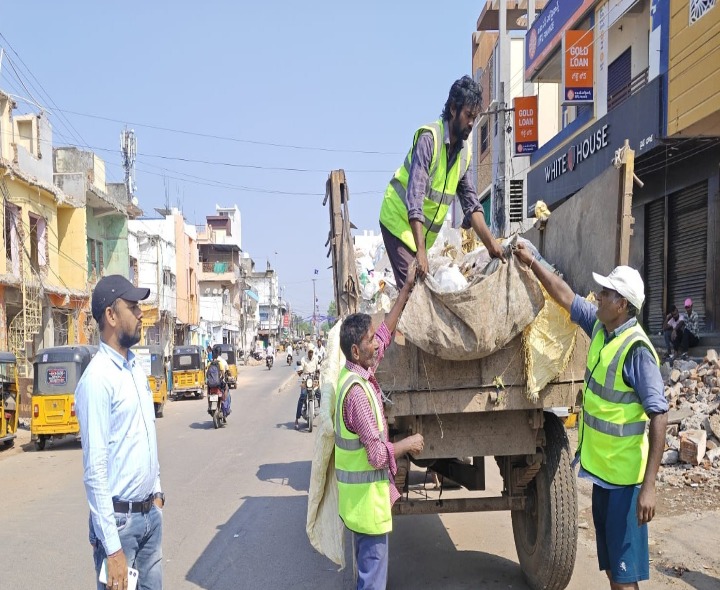 పారిశుధ్య పనులను పర్యవేక్షించిన మున్సిపల్ కమిషనర్
