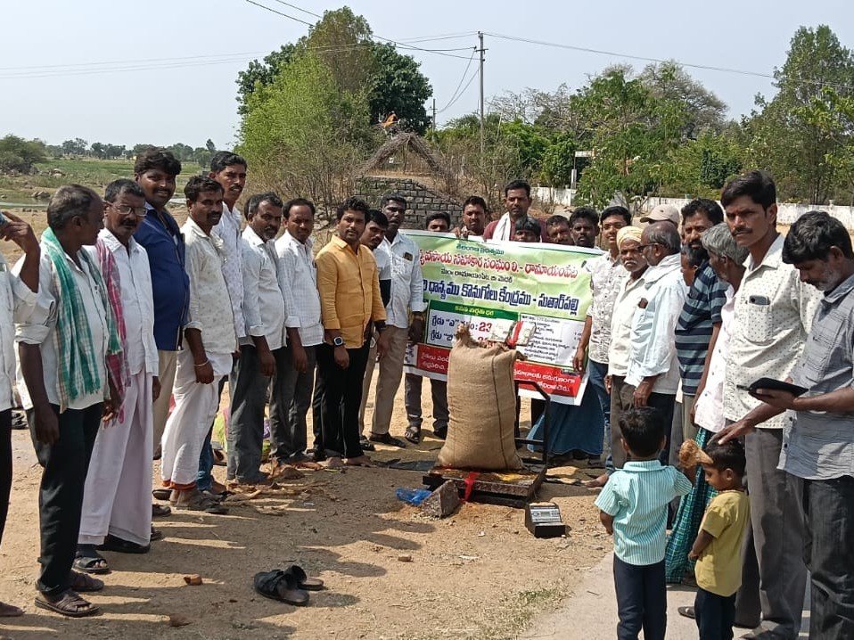 వడ్ల కొనుగోలు కేంద్రాన్ని ప్రారంభించిన గ్రామ సర్పంచ్