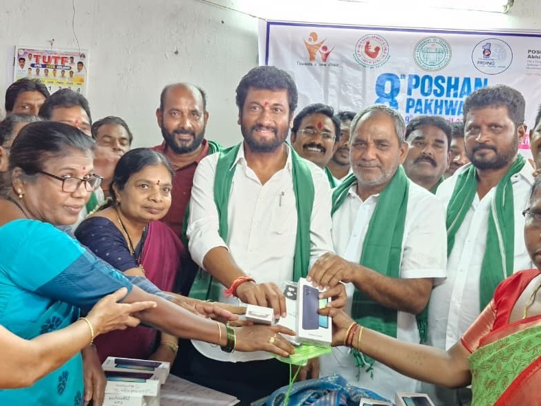 అంగన్వాడీ టీచర్లకు మొబైల్ ఫోన్ అందజేసిన MLA