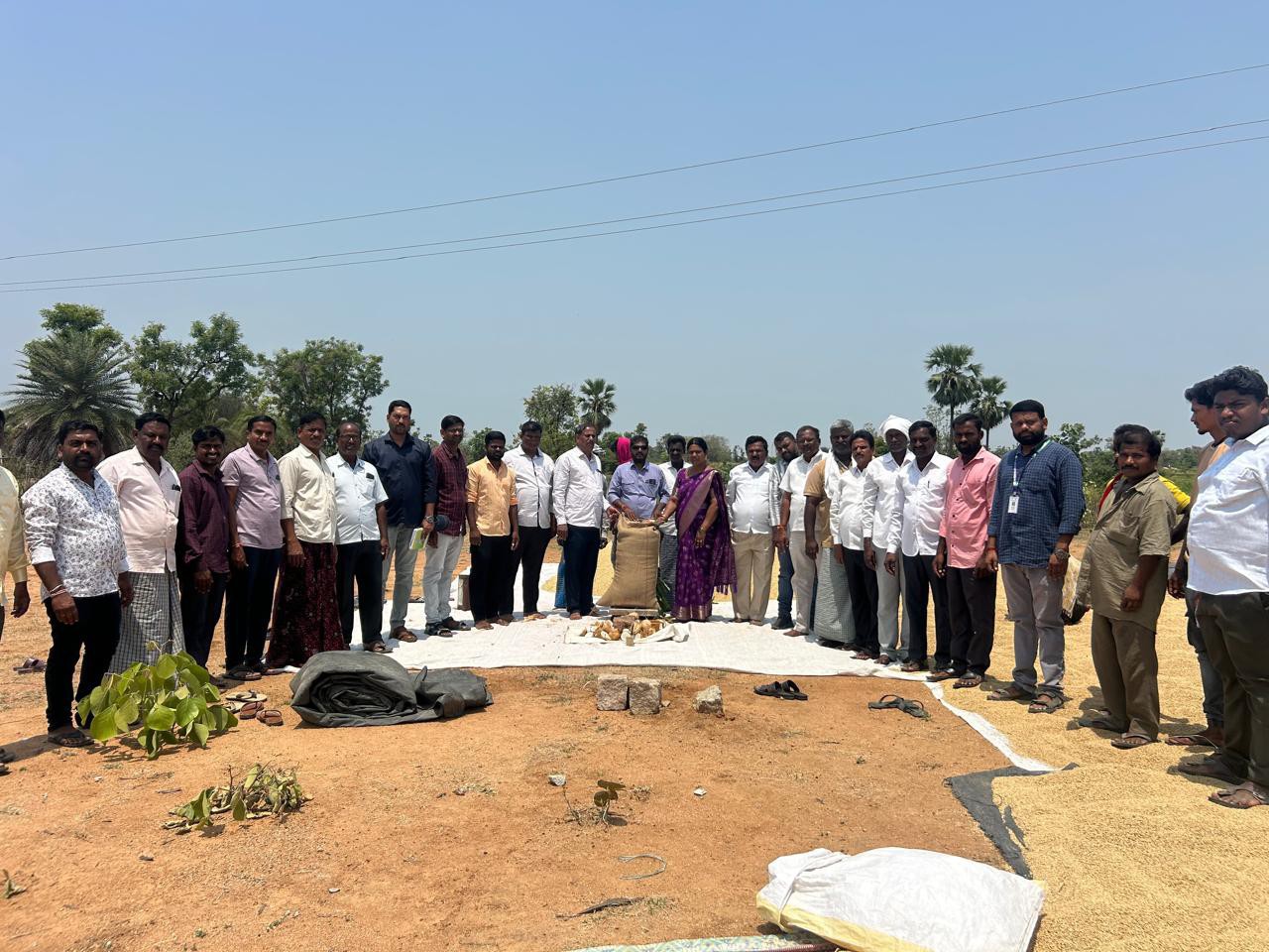 యాడారంలో వరి ధాన్యం కొనుగోలు కేంద్రం ప్రారంభం