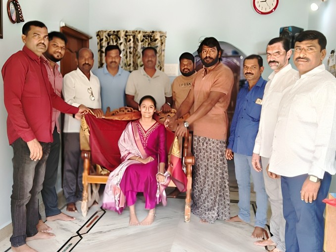 ఇంటర్ టాపర్ విద్యార్థినికి సన్మానం