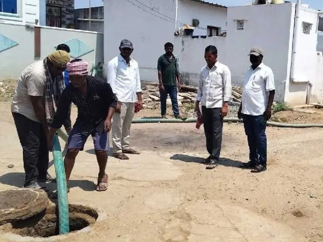 8వ వార్డులో డ్రైనేజీ క్లీనింగ్ పనులు