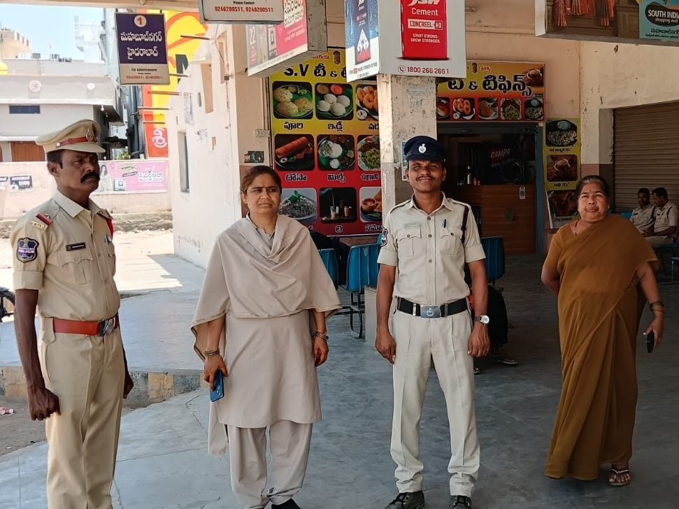 మరికల్ బస్టాండ్‌లో పోలీసుల పీకేటింగ్