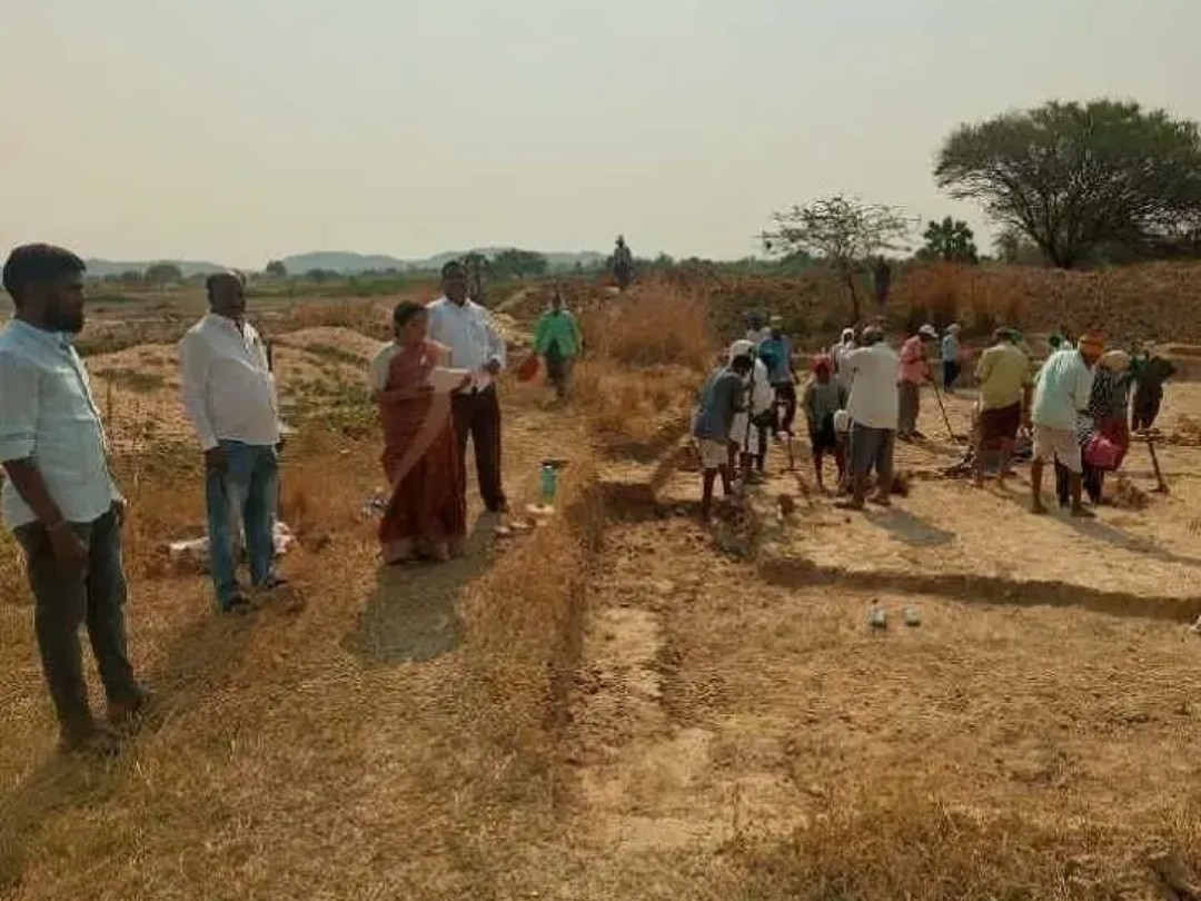 ఉపాధిహామీ పనులను పరిశీలించిన ఎంపీడీవో
