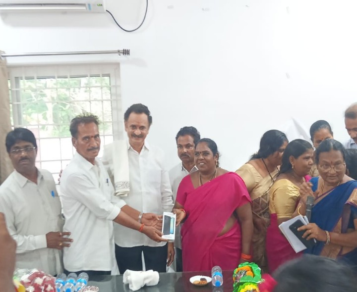 వెలుగు వీవోఏలకు స్మార్ట్ ఫోన్లు పంపిణీ