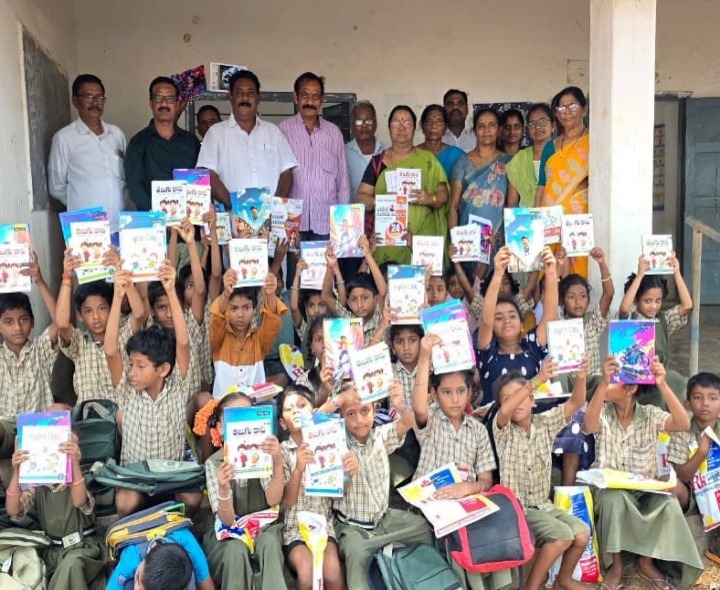 ప్రభుత్వ పాఠశాల విద్యార్థులకు విద్యా సామాగ్రి పంపిణీ