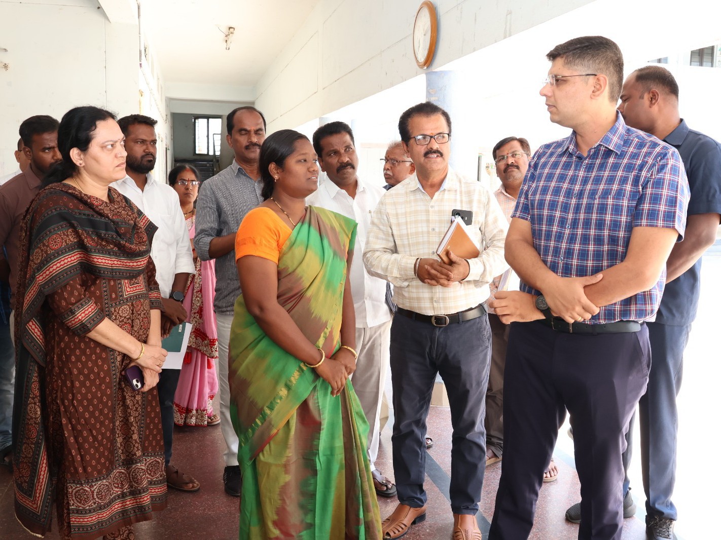 బాలికల రెసిడెన్షియల్ హాస్టల్‌ను తనిఖీ చేసిన కలెక్టర్