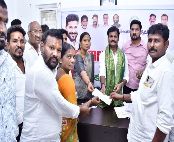 కళ్యాణ లక్ష్మి చెక్కును అందజేసిన ఎమ్మెల్యే