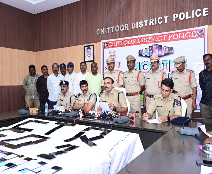 ఫోన్లను బాధితులకు అందించిన పోలీసులు