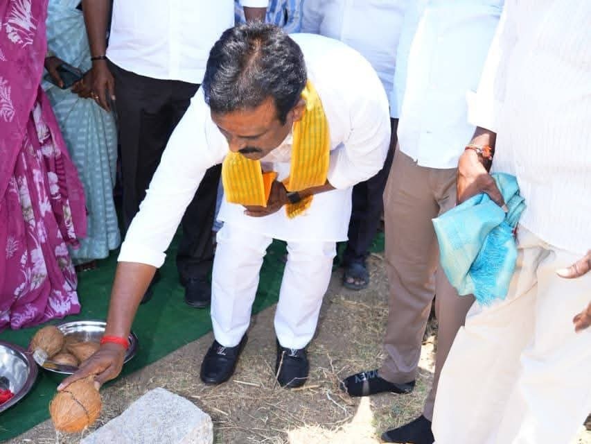 మహిళా భవనానికి ఎమ్మెల్యే భూమిపూజ