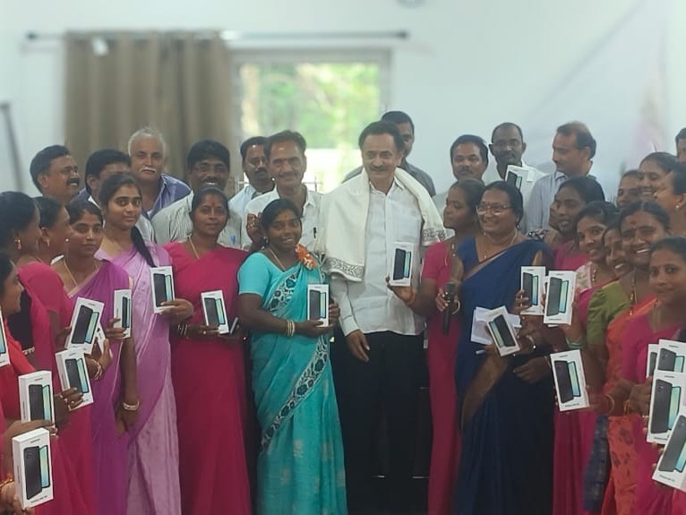 వెలుగు వీవోఏలకు మొబైల్ ఫోన్లు పంపిణీ