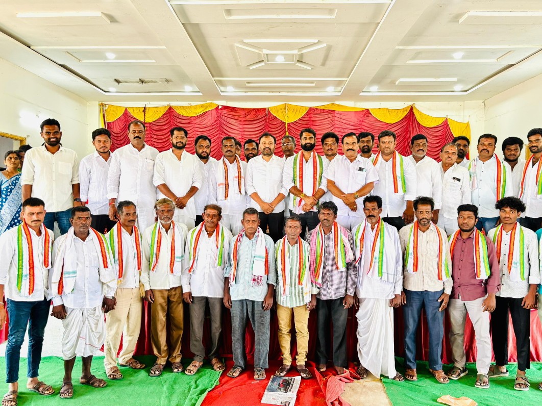 కాంగ్రెస్ పార్టీలో చేరిన యువకులు