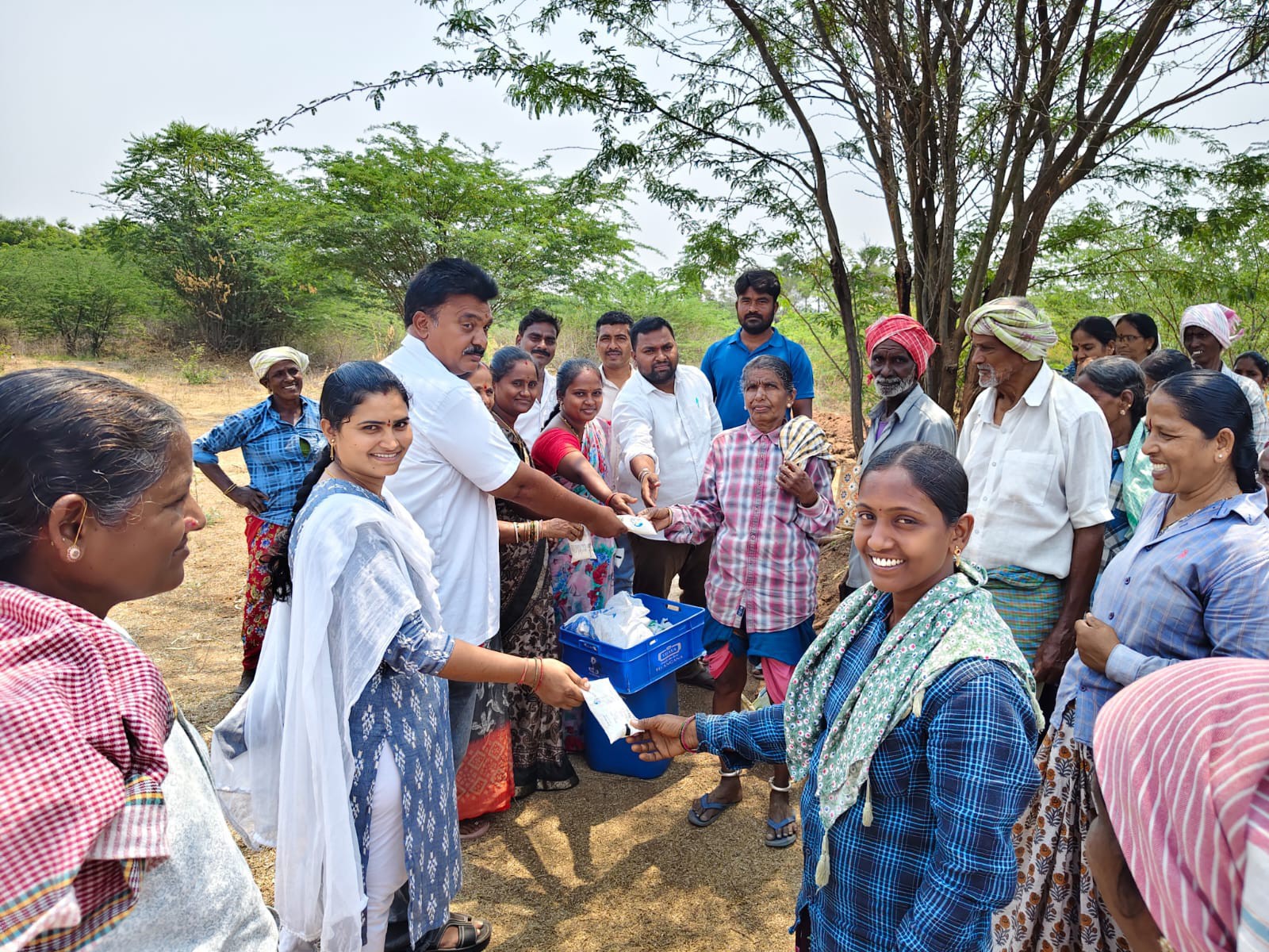 ఉపాధి హామీ కూలీలకు మజ్జిగ ప్యాకెట్ల పంపిణీ