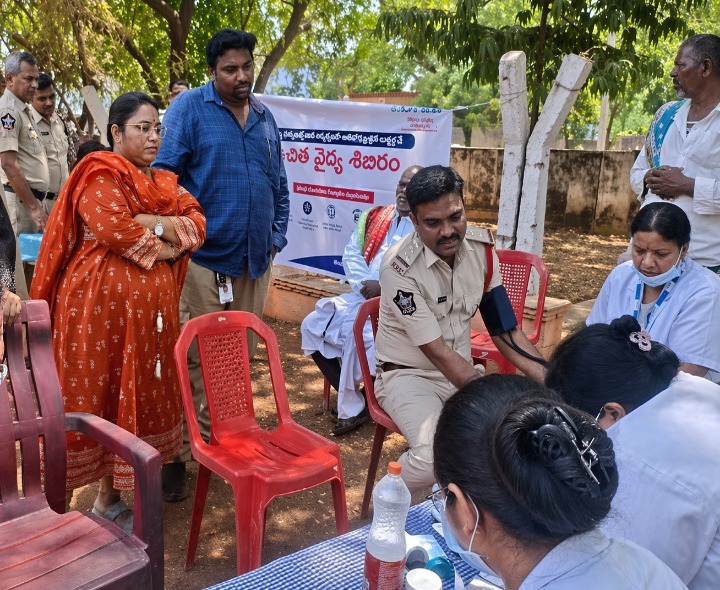 వెల్దుర్తిలో పోలీసులకు ఉచిత వైద్య శిబిరం