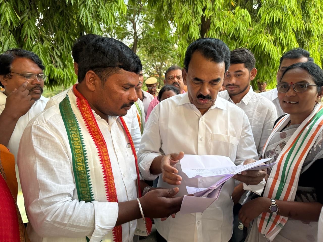 నిధులు కేటాయించాలని మంత్రి జూపల్లికి వినతి