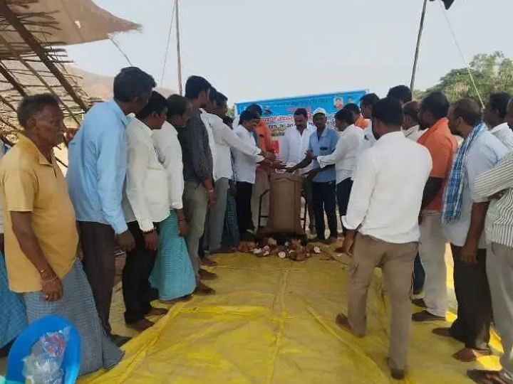 కొనుగోలు కేంద్రాల్లోనే ధాన్యం విక్రయించాలి: భగవాన్ రెడ్డి