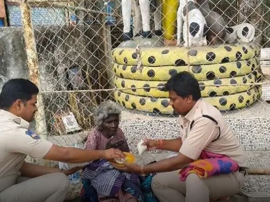 వృద్ధురాలికి అండగా పోలీసులు