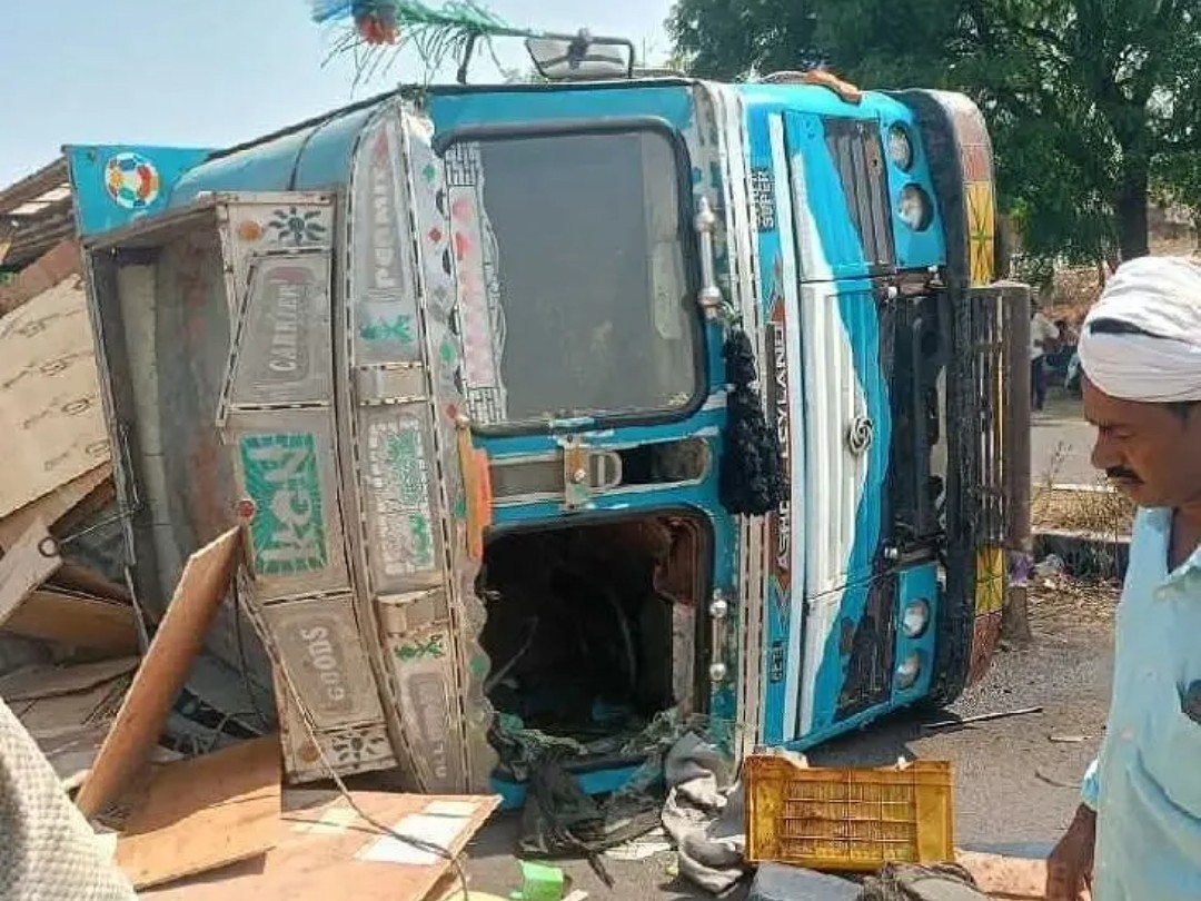 లారీ బోల్తా.. డ్రైవర్‌కు స్వల్ప గాయాలు