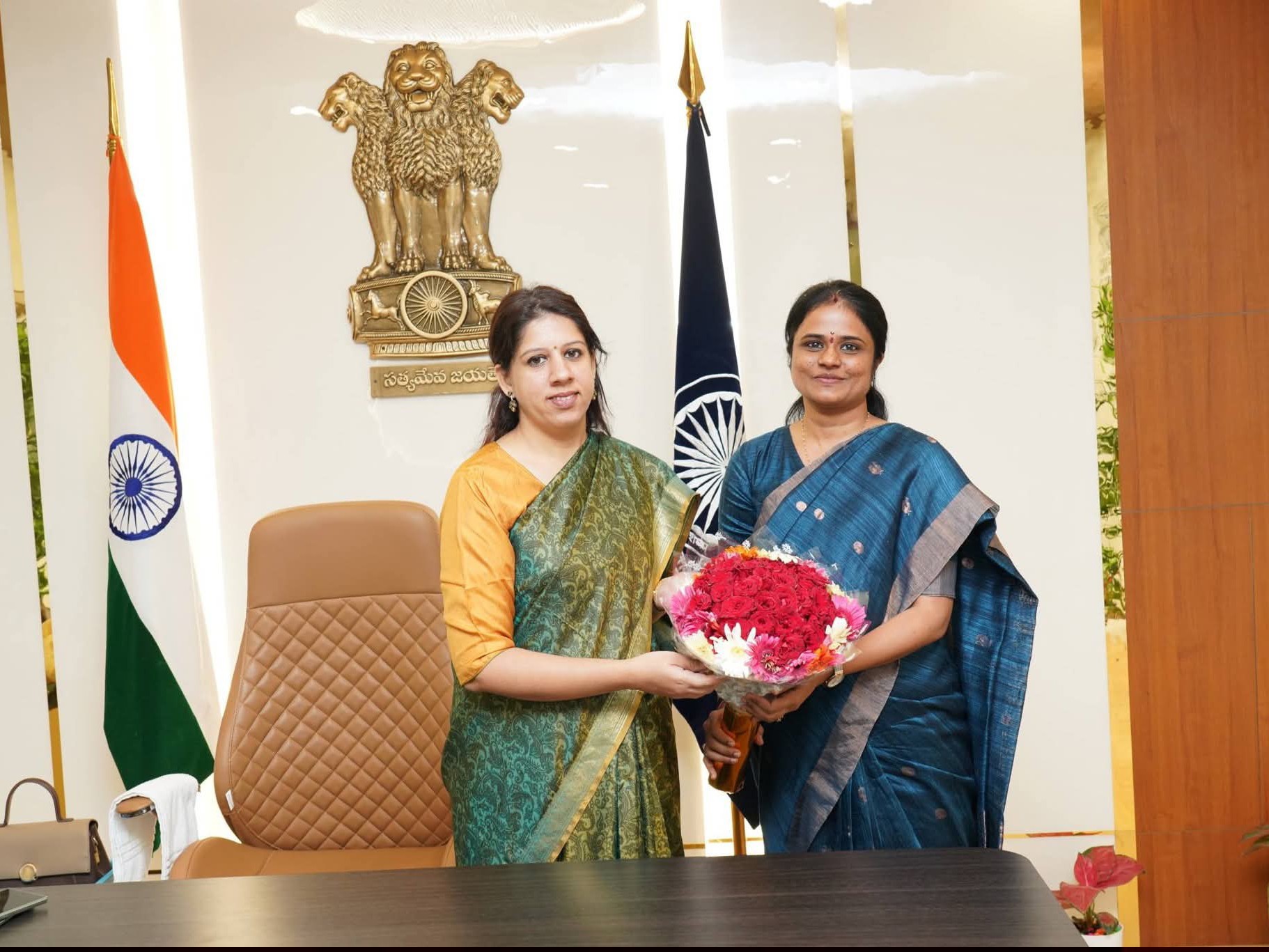 కలెక్టర్‌ను కలిసిన మున్సిపల్ కమిషనర్